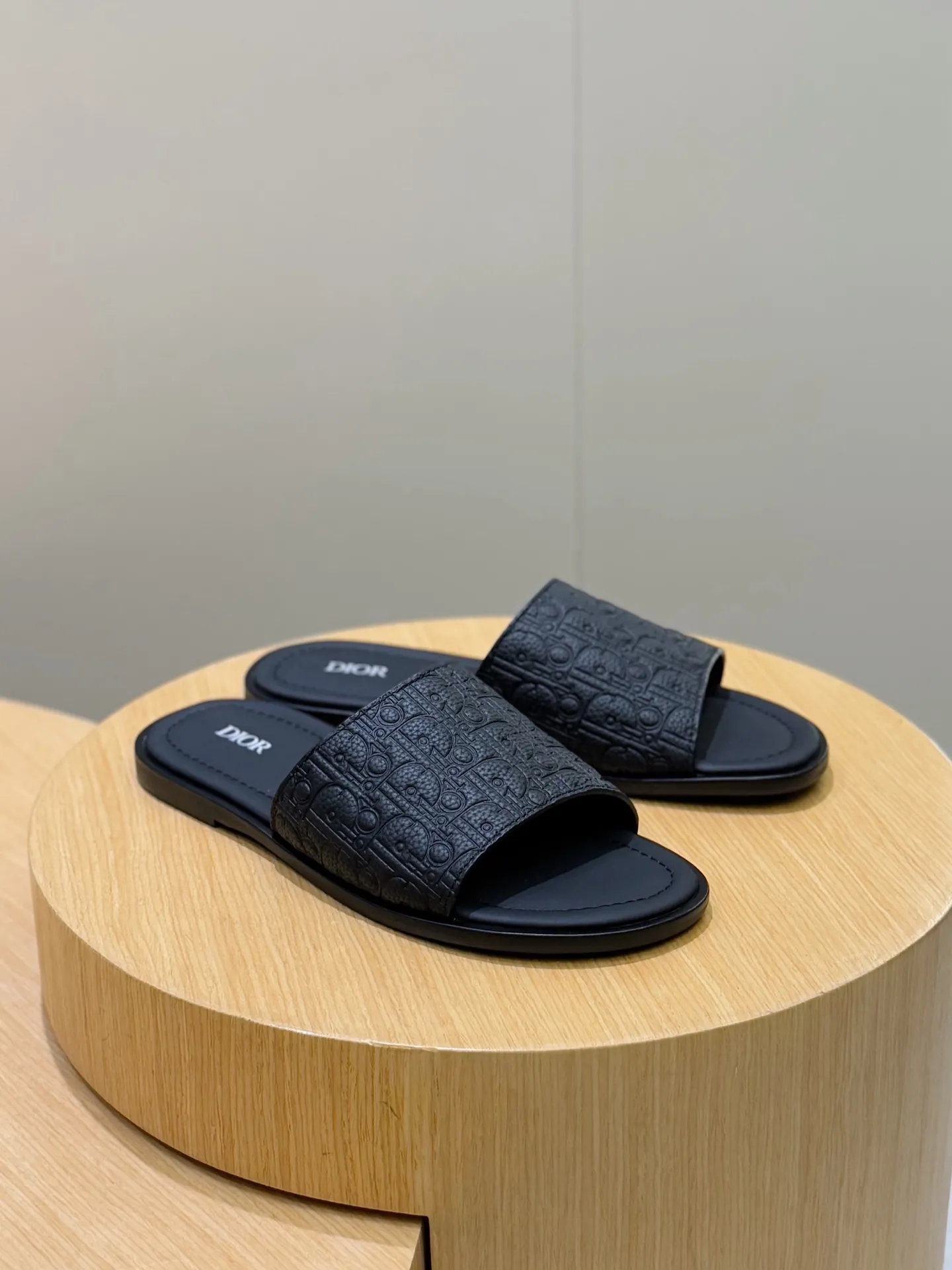 Men's Men's Shoes 💰320 [New Style] 🐝🐝Dior Alias ​​men's leather slippers. This Alias ​​sandal is a new summer product, showing a casual and elegant style. Carefully crafted from grained cow leather and Oblique printed fabric, with cowhide lining! Cross-strap design with metal-clad brass CD Diamond logo. The imported cowhide leather and rubber sole adds sophistication and comfort, while Oblique print-effect anti-slip panels add style. Size: 39-44 (customized at 38.45)